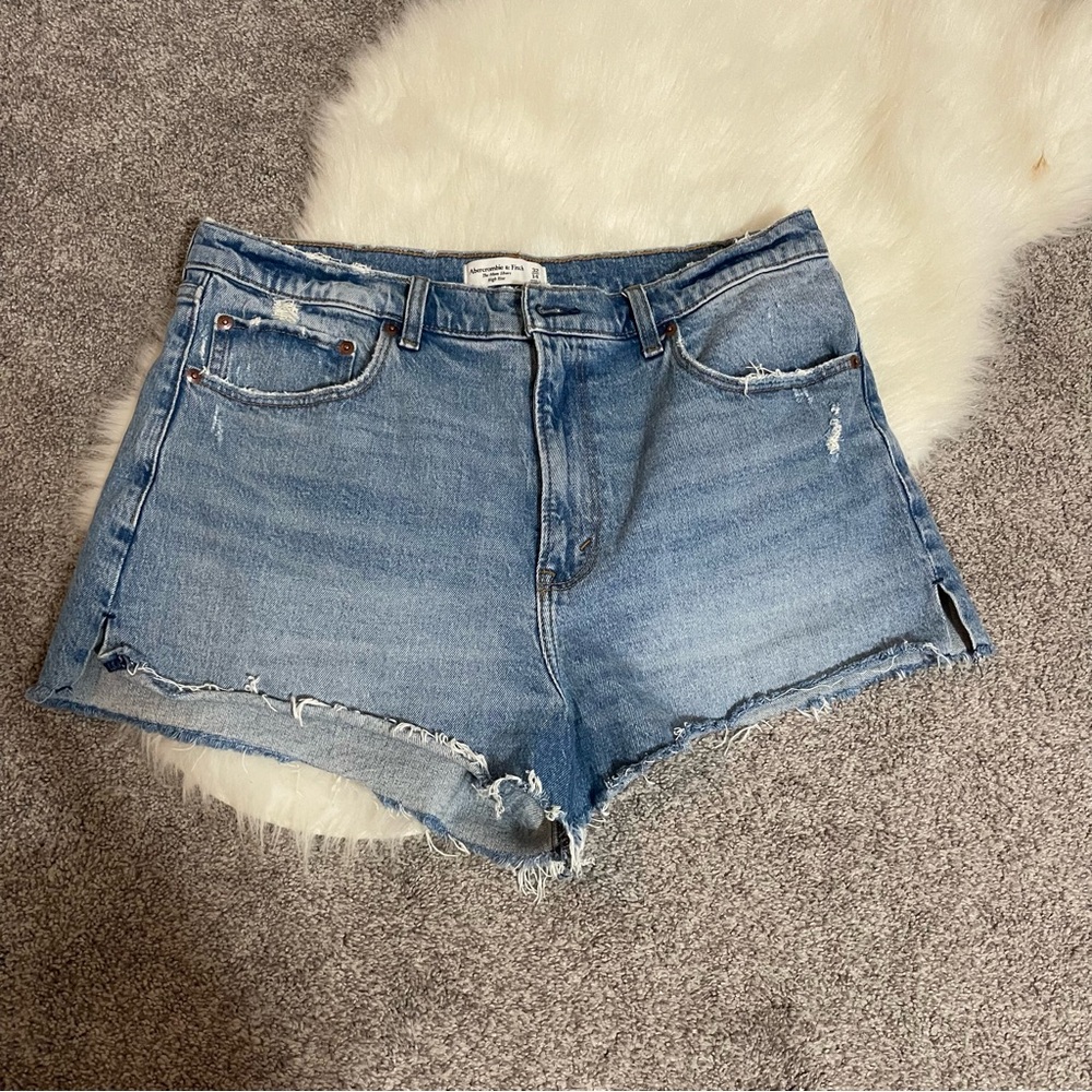 Abercrombie and Fitch Mom short high rise